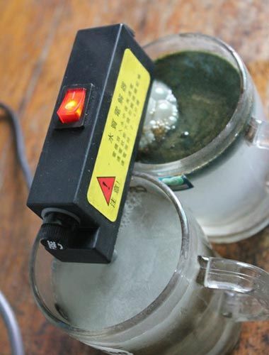 試驗后的水對比，工程供水變成了墨綠色