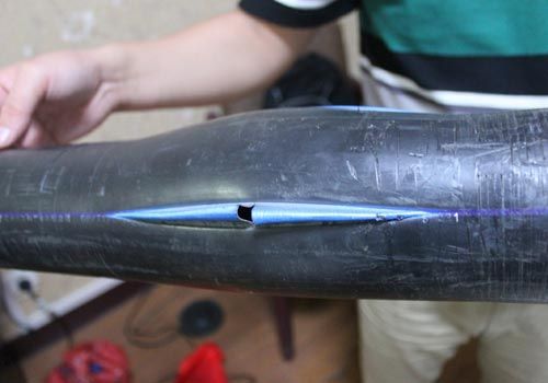 爆裂的水管，像被刀劃開一樣