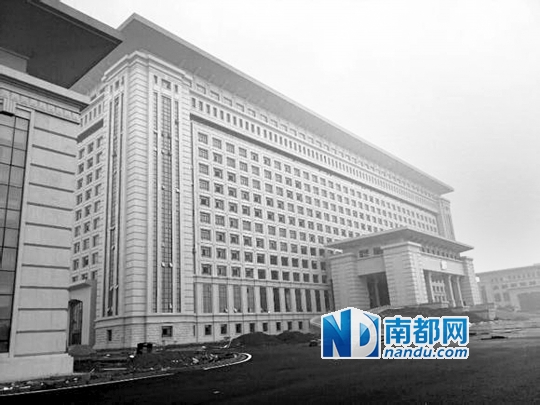 圖片顯示，湖南攸縣新建的發(fā)展中心樓群氣派，廣場(chǎng)龐大。 圖片來源：天涯論壇