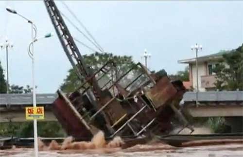 抽砂船卡在橋下。