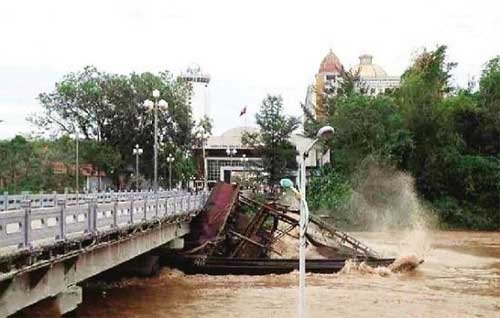 抽砂船卡在橋下。