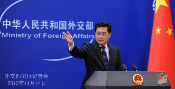 2013年11月14日，外交部發(fā)言人秦剛主持例行記者會(huì)。