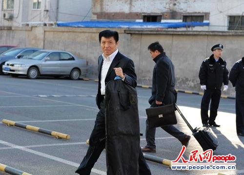 庭審當(dāng)日，李某某辯護(hù)律師張起淮匆匆趕到北京市一中院    人民網(wǎng)記者 翁奇羽攝