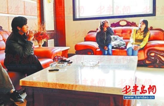 鄱陽(yáng)湖鄉(xiāng)村大酒店內(nèi)，兩個(gè)本地男子帶著兩個(gè)外籍女子給記者