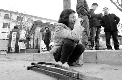 從法院出來以后，家屬和律師正在商量案情，夏鳳各在旁想著想著忍不住哭起來