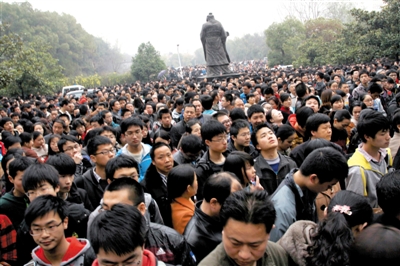 去年3月16日，武漢華中科技大學，“北約”、“華約”、“卓越”聯(lián)盟自主招生選拔考試湖北考點，考生等待進場。 圖/CFP