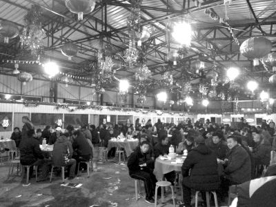 村主任孫女滿(mǎn)月宴席上，坐滿(mǎn)了前來(lái)道賀的村民。京華時(shí)報(bào)記者陶冉攝