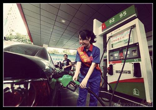 近日，有網(wǎng)友針對(duì)“超標(biāo)40倍事件”評(píng)價(jià)說：“國(guó)內(nèi)加油站在油里加水是普遍現(xiàn)象。只是量多量少的問題，車主