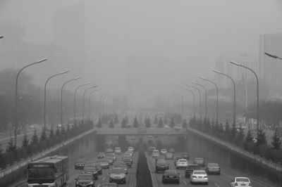 東三環(huán)農(nóng)展橋附近能見(jiàn)度很低。