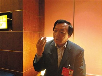 　昨日，在接受采訪時(shí)，何香久強(qiáng)調(diào)，大多公務(wù)員是勤勉工作的。