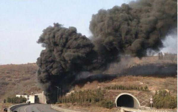 3月1日14時(shí)50分，山西，晉濟(jì)高速巖后隧道內(nèi)一輛拉煤車和一輛載有液態(tài)甲醇的車輛相撞爆炸。