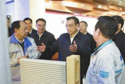 昨天，李克強(qiáng)在科技園查看PM2.5過(guò)濾設(shè)備。圖/新華視點(diǎn)微博