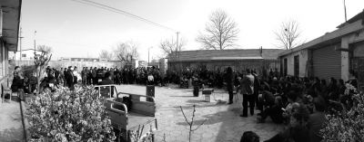 昨天下午，杜家疃村委會原文書李榮茂，向村民介紹當天上午與街道辦溝通的情況。京華時報記者 懷若谷 攝