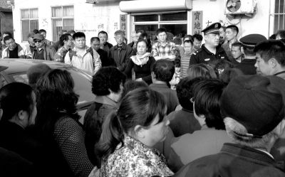 警方趕到現(xiàn)場，處理車胎被扎事件。