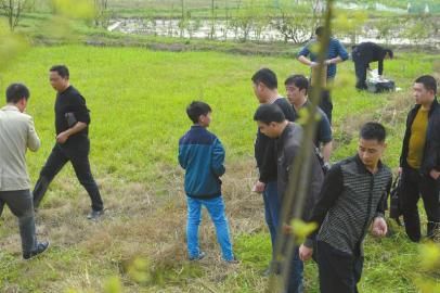 少年指認(rèn)藏槍地點(diǎn)。