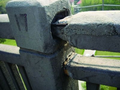 圖為大橋17號墩處橋面裂縫。梅建明 攝