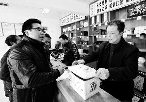 4月2日，福建省古田縣紀(jì)委、監(jiān)察局成立清明節(jié)專項(xiàng)督查組，對違反“八項(xiàng)規(guī)定”行為進(jìn)行監(jiān)督檢查。新華社發(fā)