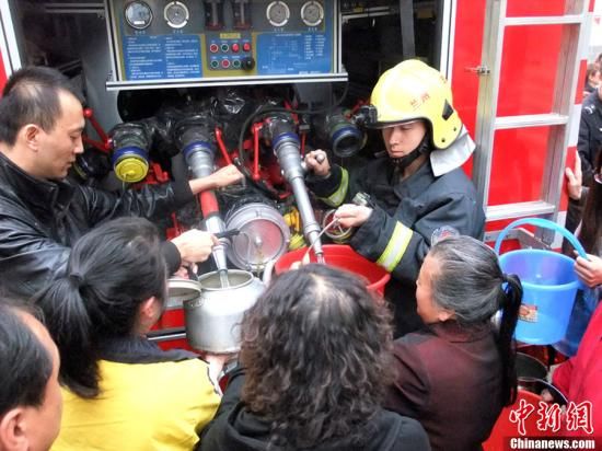 　4月11日，蘭州市自來水苯含量嚴重超標，蘭州啟動公共突發(fā)事件應急機制，緊急調(diào)配安全水源在居民區(qū)投放，圖為消防隊給西固蘭玻西社區(qū)居民送來水，市民排隊取水。裴強 攝 圖片來源：東方IC 版權作品 請勿轉(zhuǎn)載