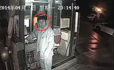 4月10日，一段“法官毆打保安”視頻成為網(wǎng)絡熱點。