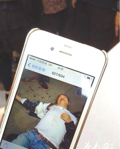 4月19日上午，目擊者拍到的黃祥拔被打現(xiàn)場(chǎng)圖片。網(wǎng)絡(luò)截圖