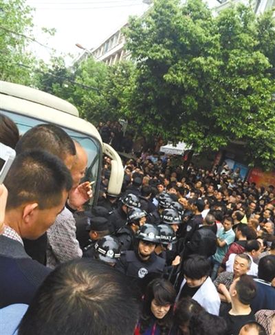 4月19日，蒼南縣靈溪鎮(zhèn)城管打人事件現(xiàn)場(chǎng)。網(wǎng)絡(luò)截圖