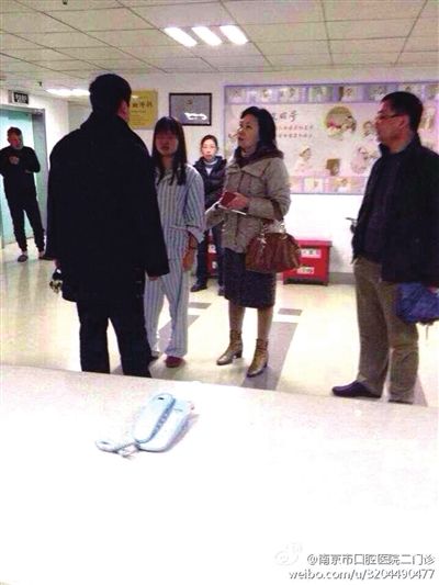 事發(fā)現(xiàn)場，打人者袁亞平(右二) (資料圖)