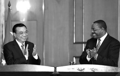 ▲國務(wù)院總理李克強(qiáng)在亞的斯亞貝巴與埃塞俄比亞總理海爾馬里亞姆會(huì)談后，共同會(huì)見記者。 新華社發(fā)