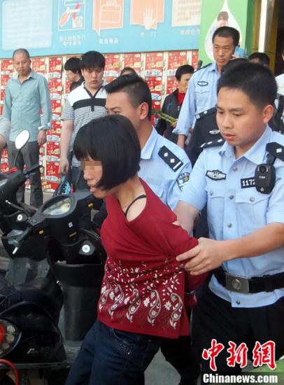  5月8日上午8時10分左右，江西省撫州市黎川縣日峰鎮(zhèn)家家樂超市發(fā)生一起持刀傷人案件。