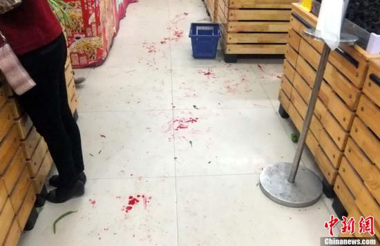   5月8日上午8時10分左右，江西省撫州市黎川縣日峰鎮(zhèn)家家樂超市發(fā)生一起持刀傷人案件。