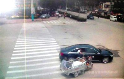 23日中午，陳母被突然噴毒。新京報(bào)記者 王瑞鋒 攝