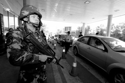 武警持槍警戒進駐檢查站。