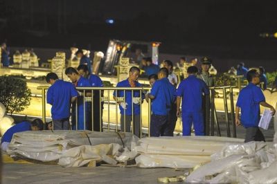 昨晚，工作人員正在為金水橋安裝金色護(hù)欄。京華時報記者潘之望攝