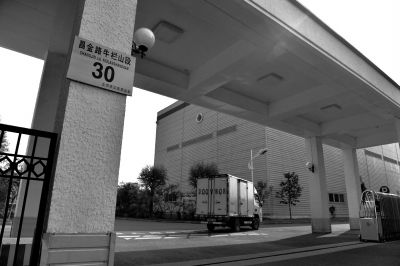 一輛貨車正駛進紅會備災(zāi)倉庫。京華時報記者 趙思衡 攝