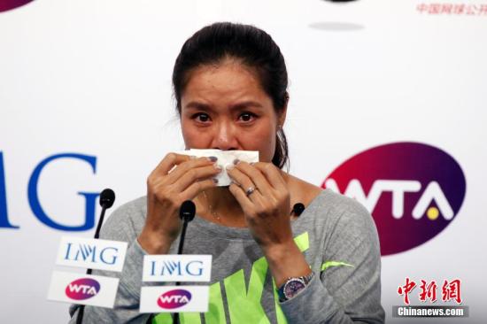 9月21日，李娜在北京召開退役發(fā)布會(huì)。圖為李娜在發(fā)布會(huì)上落淚。中新社發(fā) 韓海丹 攝