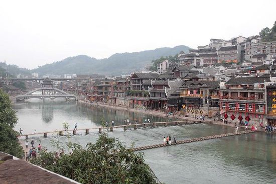 鳳凰古城以被吐槽七次高居最想吐槽榜榜首，而這七次吐槽全部來自在鳳凰古城隨機(jī)采訪的10名游客中。