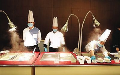 　工作人員在餐廳忙碌。（網(wǎng)絡圖片）