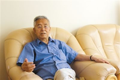 楊維駿 歷任云南省政協(xié)副主席等職。89歲高齡的楊維駿為12名失地農(nóng)民代表開道，到云南省政協(xié)反映問(wèn)題。
