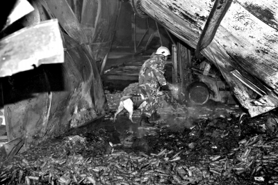 救援人員在山東壽光一食品廠火災(zāi)現(xiàn)場(chǎng)搜救。新華社發(fā)