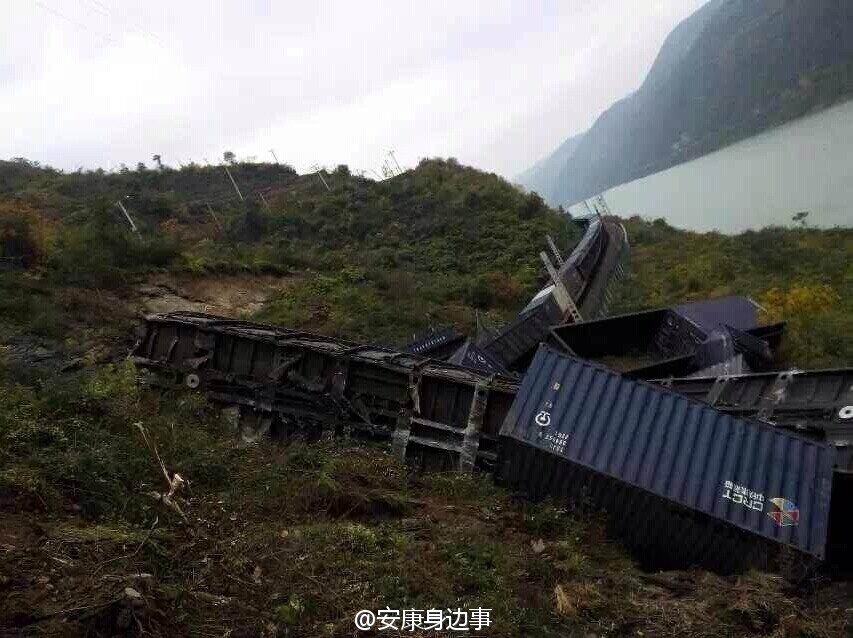 襄渝鐵路旬陽至棕溪上行線發(fā)生山體塌方，致使75228次貨物列車8節(jié)車廂脫線。圖片來源于網絡