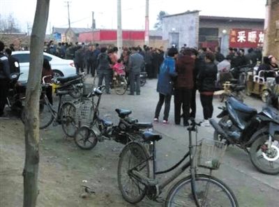 　11月9日下午，暴力催債的社會(huì)人員持械進(jìn)入獻(xiàn)縣安莊后，村民們聚集在一起準(zhǔn)備反抗。村民供圖