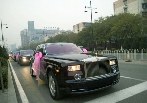 　11月23日，河北唐山街頭現(xiàn)價值超過2個億的婚禮車隊。