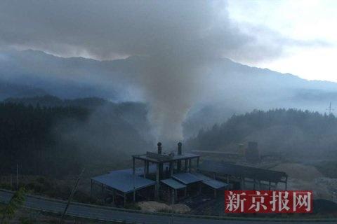 污染企業(yè)排放煙塵。當(dāng)?shù)鼐W(wǎng)友供圖