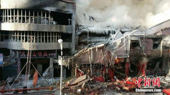 2015年1月3日，哈爾濱市道外區(qū)太古街著火塌方現(xiàn)場，火又燒了起來