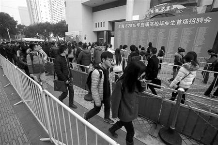 昨天的應(yīng)屆生招聘會,舉辦方上海國際展覽中心配備了足夠的警力、安保和工作人員，整個排隊隊伍被分割成數(shù)段