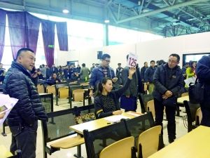 　首批中央和國家機(jī)關(guān)公車第三場拍賣現(xiàn)場。賈悅/攝