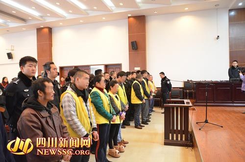 胡寶寶（右四）等接受集中宣判。