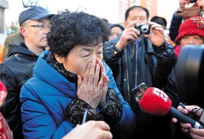 2月9日，呼格吉勒圖的母親尚愛云在旁聽趙志紅案后，接受媒體采訪時落淚。新華社記者 任軍川 攝