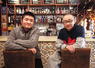 　14日，西安交通大學(xué)路66號(hào)公路咖啡館，苗阜（左）、王聲（右）兩位青年相聲演員今年將第一次登上春晚