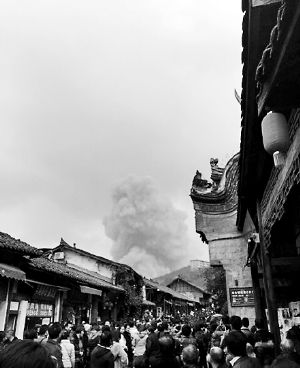 成都龍泉驛區(qū)洛帶古鎮(zhèn)的游客拍到爆炸瞬間濃煙滾滾。