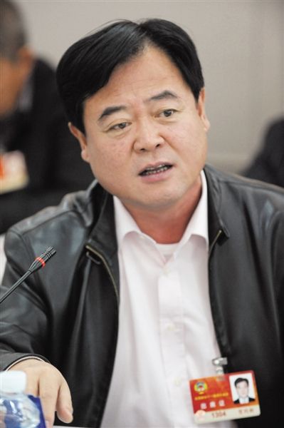 　政協(xié)委員、中國通用技術(shù)集團(tuán)董事長賀同新稱，按照2014年的數(shù)字，他的薪水下降了近50%。圖/CFP